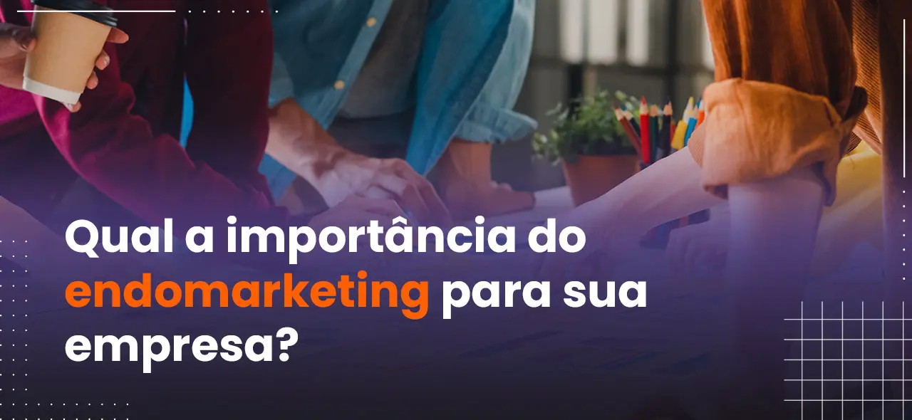 Equipe em reunião analisando materiais de comunicação interna, com foco em endomarketing para engajar colaboradores.